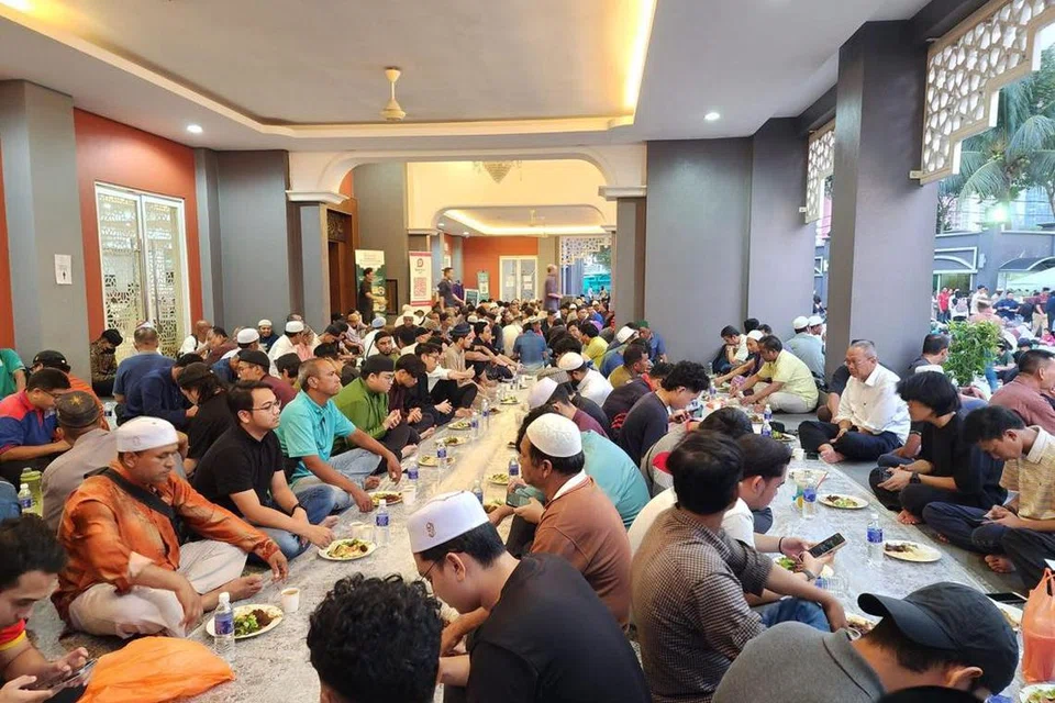Masjid Jamek Kampung Baru di Kuala Lumpur mengadakan majlis berbuka puasa secara percuma pada Ramadan setiap tahun.