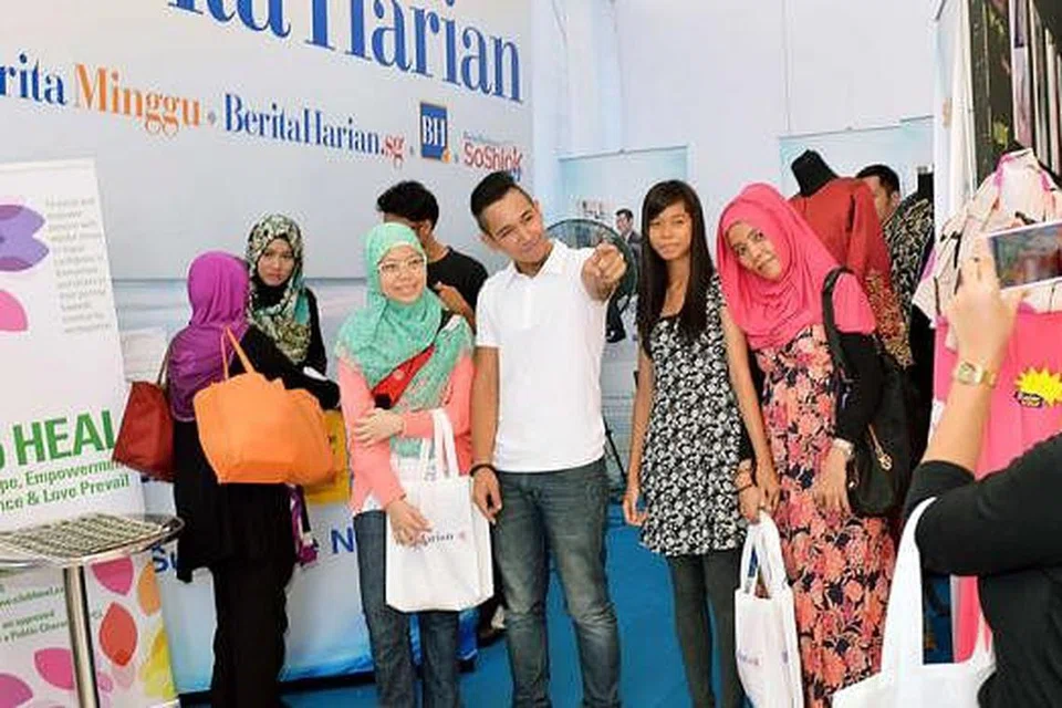 MENGHORMATI PEMINAT: Sufie Rashid menemui peminatnya yang datang khusus ke gerai bazar Ramadan kendalian Berita Harian bagi mendengar sesi wawancaranya. - Foto KHALID BABA