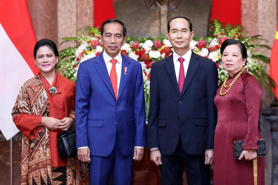 LAWATAN: Presiden Indonesia Joko Widodo (dua dari kiri) dan isterinya, Cik Iriana Widodo (kiri), bergambar bersama Presiden Vietnam Tran Dai Quang (dua dari kanan) dan isterinya, Cik Nguyen Thi Hien (kanan). Presiden Jokowi berada di Vietnam dalam rangka lawatan rasmi bagi menghadiri Forum Ekonomi Dunia mengenai ASEAN. - Foto AFP 