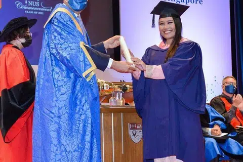 Cik Nur Aisyah Lyana Mohamed Satria, merupakan lulusan sarjana muda dengan ijazah kelas pertama di Universiti Nasional Singapura (NUS) dalam Pengajian Global dan Pengajian Melayu. 