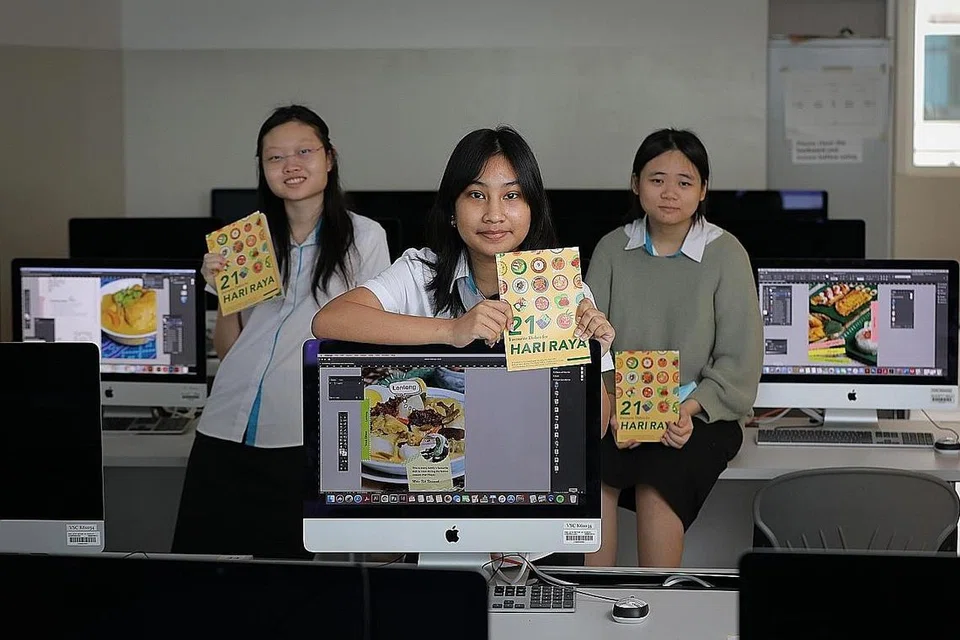 BUKU RESIPI: Fitri Hailysya (tengah) adalah antara tiga pelajar dari Institut Pendidikan Teknikal Kolej Pusat kursus Komunikasi Visual yang terpilih untuk melukis dan reka bentuk buku resipi sambutan Hari Raya di bawah inisiatif Jawatankuasa Eksekutif Kegiatan Melayu (MAEC) Ang Mo Kio, Kebun Baru dan Yio Chu Kang. Bersama dalam gambar adalah Kaitlyn Ong (kiri) dan Ang Xin Ling (kanan). - Foto BH oleh ONG WEE JIN