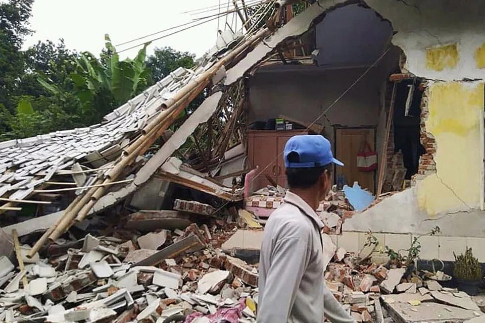 BERLUBANG: Salah sebuah rumah yang musnah ekoran gempa di Lombok. - Foto AFP