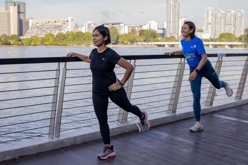 KONGSI PENGALAMAN: Di bawah bimbingannya, Saiyidah Aisyah Mohamed Rafa’ee (kanan), bekas atlet Sukan Olimpik, menyediakan program latihan di samping menerapkan kemahiran mental dan nasihat pemakanan berdasarkan pengalamannya sebagai seorang atlet. 