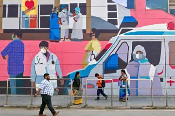 Pejalan kaki melintasi mural dinding yang mempromosikan kesedaran mengenai penggunaan pelitup muka di Bengaluru pada 6 Januari di tengah-tengah kebimbangan dan laporan media yang menyatakan bahawa Majlis Penyelidikan Perubatan India (ICMR) telah mengesan dua kes virus ‘human metapneumovirus’  (HMPV) di wilayah Karnataka, India.