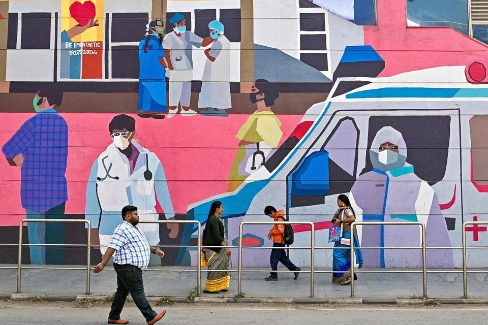 Pejalan kaki melintasi mural dinding yang mempromosikan kesedaran mengenai penggunaan pelitup muka di Bengaluru pada 6 Januari di tengah-tengah kebimbangan dan laporan media yang menyatakan bahawa Majlis Penyelidikan Perubatan India (ICMR) telah mengesan dua kes virus ‘human metapneumovirus’  (HMPV) di wilayah Karnataka, India.