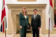 Timbalan Perdana Menteri, Encik Heng Swee Keat, (kanan), bergambar bersama Timbalan Perdana Menteri, yang juga Setiausaha Negara bagi Perumahan, Masyarakat dan Kerajaan Tempatan Britain, Cik Angela Rayner, dalam pertemuan antara wakil dua negara itu di London pada 30 September. 