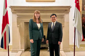 Timbalan Perdana Menteri, Encik Heng Swee Keat, (kanan), bergambar bersama Timbalan Perdana Menteri, yang juga Setiausaha Negara bagi Perumahan, Masyarakat dan Kerajaan Tempatan Britain, Cik Angela Rayner, dalam pertemuan antara wakil dua negara itu di London pada 30 September. 