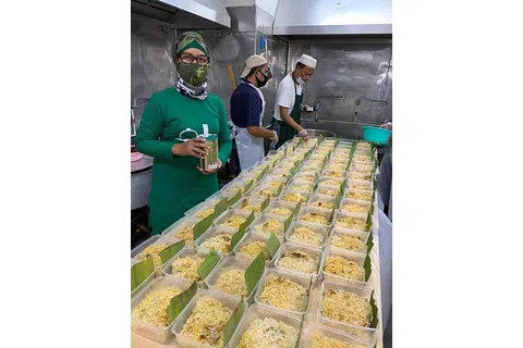 TEMPAHAN MENINGKAT: Cik Rohaniah Mohamed berkata tempahan lauk Raya yang diterima syarikat katering Jamil Catering meningkat tahun ini. - Foto ihsan ROHANIAH MOHAMED