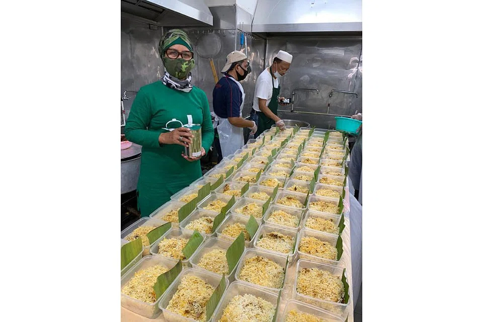 TEMPAHAN MENINGKAT: Cik Rohaniah Mohamed berkata tempahan lauk Raya yang diterima syarikat katering Jamil Catering meningkat tahun ini. - Foto ihsan ROHANIAH MOHAMED