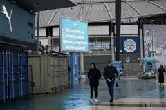 TANGGUH PERLAWANAN: Keadaan cuaca buruk akibat Taufan Ciara telah memaksa beberapa perlawanan sukan di Britain dibatalkan, termasuk perlawanan antara Manchester City dan West Ham awal pagi semalam. - Foto Reuters