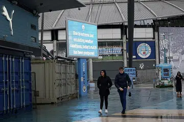 TANGGUH PERLAWANAN: Keadaan cuaca buruk akibat Taufan Ciara telah memaksa beberapa perlawanan sukan di Britain dibatalkan, termasuk perlawanan antara Manchester City dan West Ham awal pagi semalam. - Foto Reuters