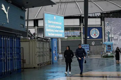 TANGGUH PERLAWANAN: Keadaan cuaca buruk akibat Taufan Ciara telah memaksa beberapa perlawanan sukan di Britain dibatalkan, termasuk perlawanan antara Manchester City dan West Ham awal pagi semalam. - Foto Reuters
