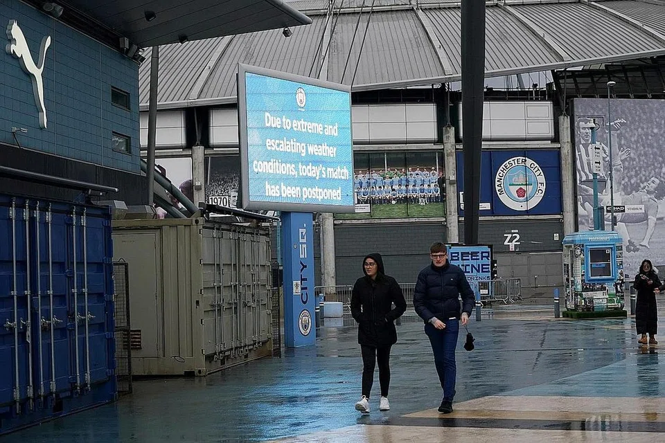 TANGGUH PERLAWANAN: Keadaan cuaca buruk akibat Taufan Ciara telah memaksa beberapa perlawanan sukan di Britain dibatalkan, termasuk perlawanan antara Manchester City dan West Ham awal pagi semalam. - Foto Reuters