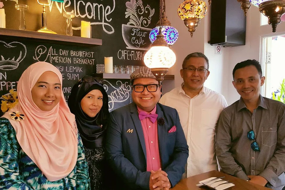 PEMILIK KAFE: Fleur Cafe dan pengendalinya, (dari kiri) Cik Kamisah Mahmood, Cik Eusniati Eusoff, Encik Mohd Ashaari Taha dan Encik Redzuan Ismail, bersama Cef Mel (tengah). 