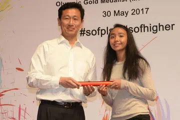 INGIN LANGKAH JAUH: Pemain hoki, Hajaratih, menerima biasiswa SOF-Peter Lim daripada tetamu terhormat, Menteri Pendidikan (Pendidikan Tinggi dan Kemahiran), Encik Ong Ye Kung, di Majlis Penyampaian Biasiswa yang diadakan Selasa lalu. - Foto JOHARI RAHMAT