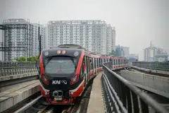 ATASI PENCEMARAN: Sistem Lintas Rel Sepadu (LRT) sepanjang 41.2 kilometer tanpa pemandu itu menghubungkan Jakarta pusat kepada bandar satelit di Jawa Barat, Bekasi dan Depok. 