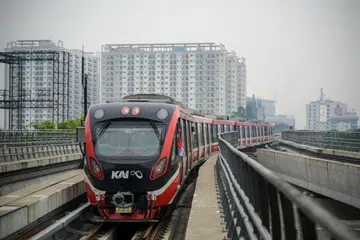 ATASI PENCEMARAN: Sistem Lintas Rel Sepadu (LRT) sepanjang 41.2 kilometer tanpa pemandu itu menghubungkan Jakarta pusat kepada bandar satelit di Jawa Barat, Bekasi dan Depok. 