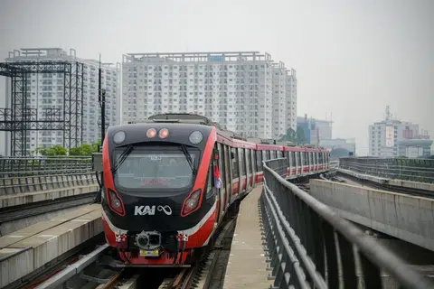 ATASI PENCEMARAN: Sistem Lintas Rel Sepadu (LRT) sepanjang 41.2 kilometer tanpa pemandu itu menghubungkan Jakarta pusat kepada bandar satelit di Jawa Barat, Bekasi dan Depok. 