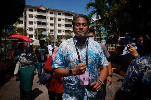 KHAIRY JAMALUDDIN: Sekiranya menubuhkan parti baru, beliau berkata ia akan diadakan mengikut terma dan syaratnya sendiri.