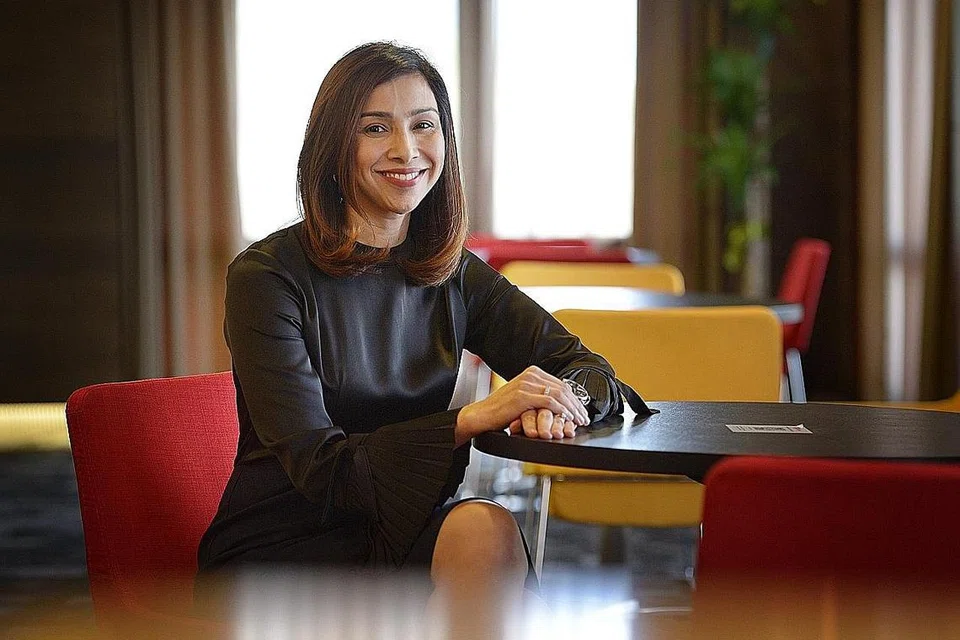 PENGURUS DI BANK TERKEMUKA: Cik Rashida didorong kemajuan kakitangannya di OCBC dan berharap dapat menyuntik kelainan dalam kehidupan mereka. Beliau ditemui di ibu pejabat OCBC, Chulia Street, dalam wawancara khas bersama Berita Minggu baru-baru ini. - Foto BM oleh ALPHONSUS CHERN