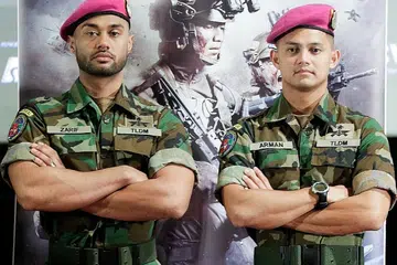 WATAK UTAMA: Aktor Ammar Alfian (kiri) dan Hairul Azreen merupakan antara pelakon utama filem PASKAL The Movie yang berjaya mengutip RM2 juta pada hari pertama tayangan. - Foto NST