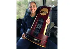 LUAR BIASA: Pelawan pedang negara Amita Berthier bersama rakan sepasukan dari Universiti Notre Dame kejuaraan kejohanan lawan pedang Persatuan Atletik Kolej Nasional (NCAA) di Amerika Syarikat pada 28 Mac. - Foto ihsan AMITA BERTHIER
