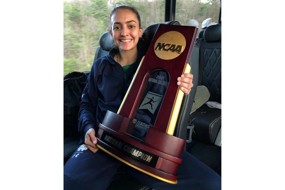 LUAR BIASA: Pelawan pedang negara Amita Berthier bersama rakan sepasukan dari Universiti Notre Dame kejuaraan kejohanan lawan pedang Persatuan Atletik Kolej Nasional (NCAA) di Amerika Syarikat pada 28 Mac. - Foto ihsan AMITA BERTHIER