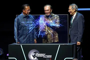 Perdana Menteri Malaysia, Datuk Seri Anwar Ibrahim (tengah)melancarkan Persidangan Peralihan Tenaga 2026 (ETCon26) di Kuala Lumpur pada 4 Jun. Turut hadir Timbalan Menteri Peralihan Tenaga dan Transformasi Air, Datuk Seri Abdul Rahman Mohamad (kiri) dan Pengerusi Tenaga Nasional Berhad (TNB), Tan Sri Abdul Razak Abdul Majid (kanan).
