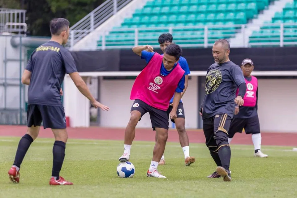 Pemain Kelab Bola Sepak Balestier Khalsa (jersi biru) dan pemain Walking Football4Health Global (jersi kelabu) beraksi dalam perlawanan persahabatan. Pemain Balestier Khalsa mengakui bola sepak berjalan punya cabaran berbeza berbanding bola sepak biasa. 