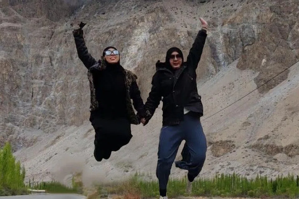 Penulis (kanan) bersama rakan kembara, Cik Leny Marlyna, ketika menjejaki kawasan pergunungan Karakoram yang berawan dan dingin, di Passu Cones yang sering dikunjungi pelancong dan warga setempat. 