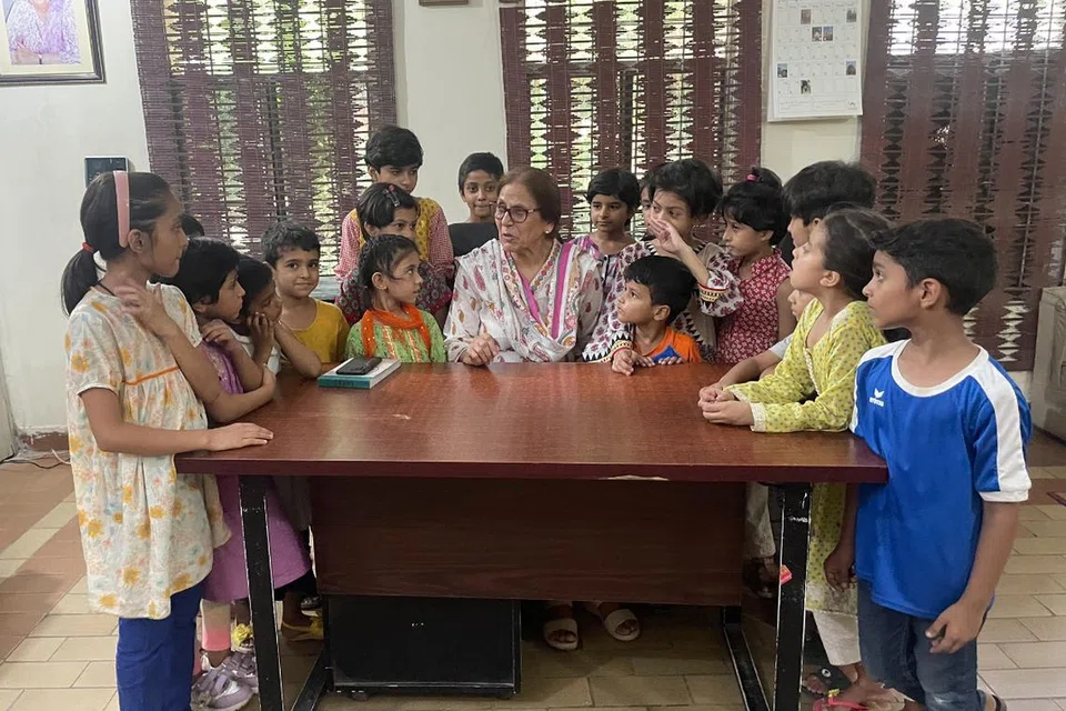 Pengarah di SOS Children’s Village Lahore, Cik Almas Butt (tengah, duduk), bersama kanak-kanak di rumah tumpangan anak yatim tersebut yang memberi sinar harapan baru kepada kanak-kanak yang kurang bernasib baik itu. 