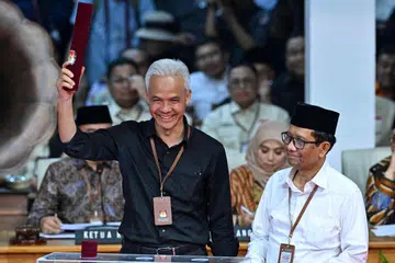 MAMPU BUAT KEJUTAN: Calon presiden dan mantan Gabenor Jawa Tengah, Encik Ganjar Pranowo (kiri) memilih calon naib presiden dan Ketua Menteri Keselamatan Indonesia, Encik Mahfud MD. 