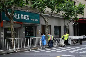 SEKATAN JEJAS EKONOMI: Sekatan pergerakan di Shanghai (gambar) dan juga Beijing telah menjejas pertumbuhan ekonomi China. - Foto REUTERS