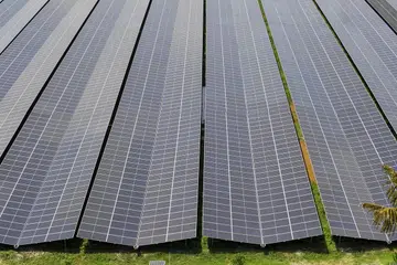 Gambar fail menunjukkan panel suria di Tuas South. Loji tenaga suria terapung yang bakal dibina di Kranji dijangka mampu menghasilkan tenaga bersih 141 megawatt-puncak (MWp).