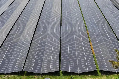 Gambar fail menunjukkan panel suria di Tuas South. Loji tenaga suria terapung yang bakal dibina di Kranji dijangka mampu menghasilkan tenaga bersih 141 megawatt-puncak (MWp).