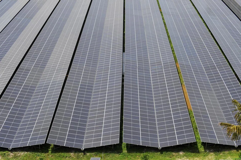 Gambar fail menunjukkan panel suria di Tuas South. Loji tenaga suria terapung yang bakal dibina di Kranji dijangka mampu menghasilkan tenaga bersih 141 megawatt-puncak (MWp).