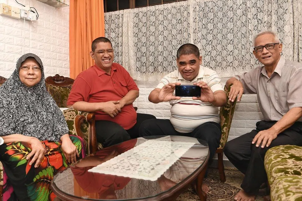 Moga anak-anak tetap 'terjaga' bila orang tua tutup mata nanti...: Encik Buang Ahmad Bakri, 70 tahun (kanan), dan isteri Cik Noorhayah Mohd Arrifin, 66 tahun, akur berasa lebih lega selepas menyertai Skim Dana Amanah Keperluan Khas Muis yang akan memastikan kebajikan kededua anak dewasa mereka - Encik Halim, 42 tahun (dua dari kiri) dan Encik Abdul Kadir, 44 tahun yang kededuanya didapati mengalami kurang daya intelek sejak di sekolah rendah - terjaga selepas mereka tiada lagi nanti. - Foto BH oleh KHALID BABA