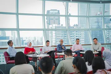 BERI PERKEMBANGAN TERKINI: (Dari kiri) Menteri Negara (Ehwal Dalam Negeri merangkap Pembangunan Negara), Profesor Madya Dr Muhammad Faishal Ibrahim; Setiausaha Parlimen Kanan (Undang-undang merangkap Kesihatan), Cik Rahayu Mahzam; Menteri di Pejabat Perdana Menteri, Dr Mohamad Maliki Osman; Menteri Bertanggungjawab bagi Ehwal Masyarakat Islam, Encik Masagos Zulkifli Masagos Mohamad; Mayor Majlis Pembangunan Masyarakat (CDC) South East dan Anggota Parlimen GRC Marine Parade, Encik Mohd Fahmi Aliman; dan Menteri Negara Kanan (Pertahanan merangkap Tenaga Manusia), Encik Zaqy Mohamad; memberi perkembangan terkini tentang program yang dijalankan di bawah M Kuasa Tiga (M³) dalam satu sesi wawancara akhir tahun di Bangunan NLB pada 29 November.