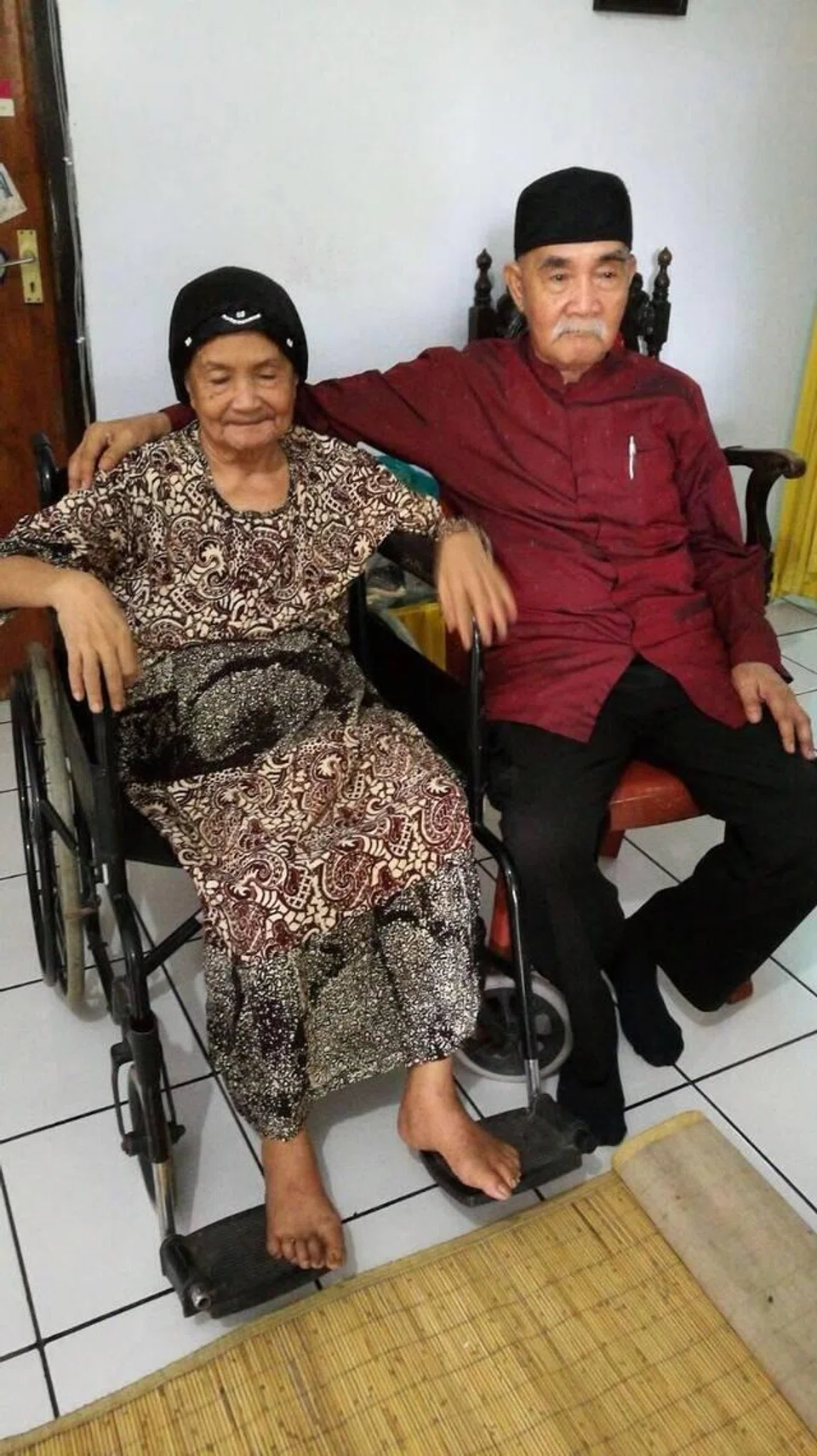 Encik Harjuna (kanan) dapat bertemu adik perempuannya, Allahyarhamha Djohari Mappe, pada 2017. Beliau meninggal dunia pada Jun 2019.