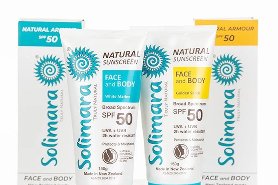 Solimara – White Marine & Golden Sands SPF50 Face and Body disahkan halal oleh FIANZ di New Zealand, produk Solimara adalah bahan semula jadi sepenuhnya dan menggunakan bahan seperti minyak biji jojoba, lilin lebah, dan mentega shea.