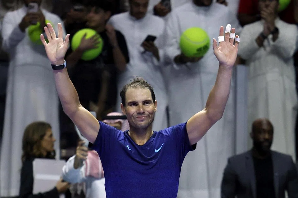 Rafael Nadal melambai kepada peminat selepas tewas dalam perlawanan separuh akhir menentang Carlos Alcaraz pada kejohanan Six Kings Slam di Riyadh.