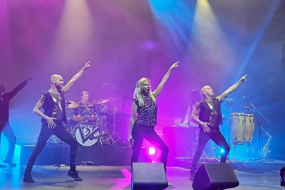 Debbie Gibson (tengah) bersama penari yang membuat anda bersemangat menikmati sajian muzik ‘retro’.