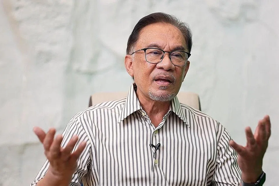 GABUNGAN LAMA DAN MUDA: Datuk Seri Anwar Ibrahim (ATAS) mengekalkan jawatan presiden PKR tanpa dicabar dan akan berganding dengan pemimpin muda, Encik Rafizi Ramli, yang dipilih sebagai timbalan presiden parti itu. - Foto-foto PEJABAT ANWAR IBRAHIM dan FACEBOOK RAFIZI RAMLI
