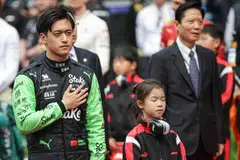 Pemandu F1 China bagi pasukan Kick Sauber, Zhou Guanyu (kiri), buat persiapan bagi perlumbaan di Litar Antarabangsa Shanghai pada 21 April lalu. 