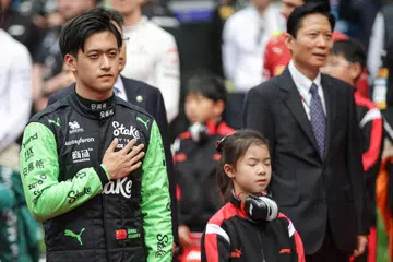 Pemandu F1 China bagi pasukan Kick Sauber, Zhou Guanyu (kiri), buat persiapan bagi perlumbaan di Litar Antarabangsa Shanghai pada 21 April lalu. 