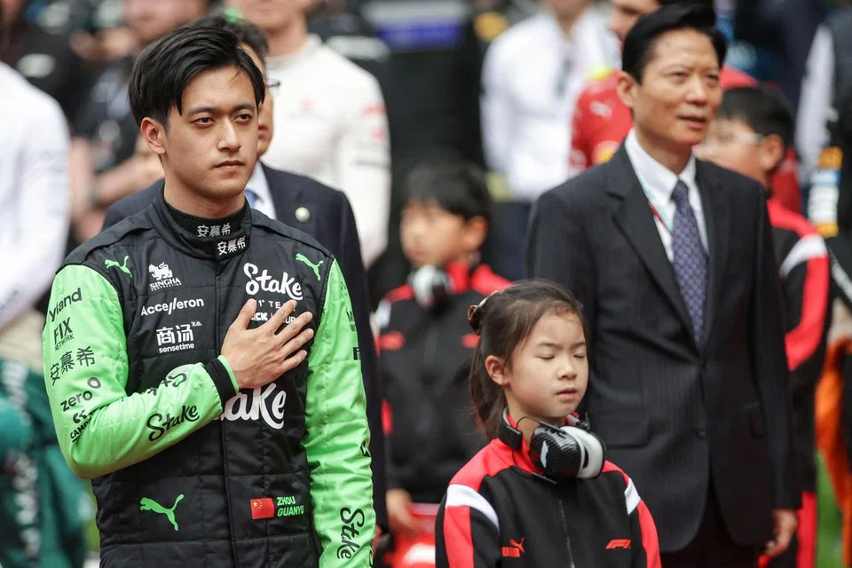 Pemandu F1 China bagi pasukan Kick Sauber, Zhou Guanyu (kiri), buat persiapan bagi perlumbaan di Litar Antarabangsa Shanghai pada 21 April lalu. 
