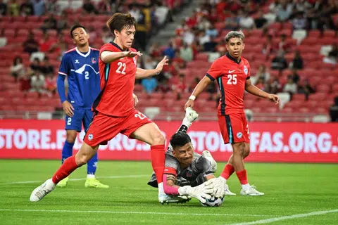 Prestasi pemain tengah Singapura, Harhys Stewart (kiri), memilih untuk beraksi di Ferizaj, Kosovo.