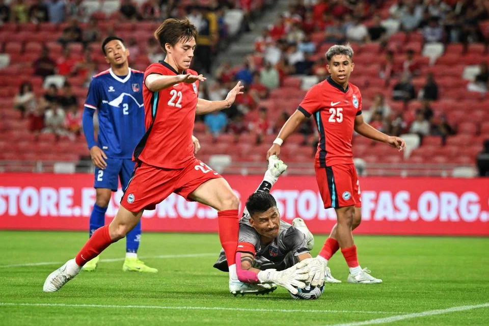 Prestasi pemain tengah Singapura, Harhys Stewart (kiri), memilih untuk beraksi di Ferizaj, Kosovo.
