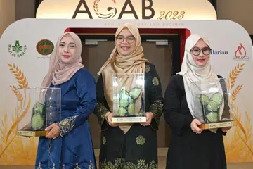 PENERIMA AGAB 2023: (Dari kiri) Cik Noraini Karsani, Cik Hairani Asri dan Cik Nur Amalina Shalan merupakan penerima Anugerah Guru Arif Budiman (Agab) 2023.