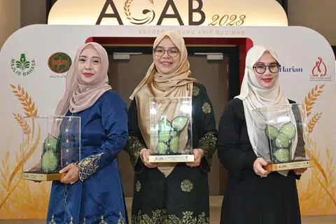 PENERIMA AGAB 2023: (Dari kiri) Cik Noraini Karsani, Cik Hairani Asri dan Cik Nur Amalina Shalan merupakan penerima Anugerah Guru Arif Budiman (Agab) 2023.